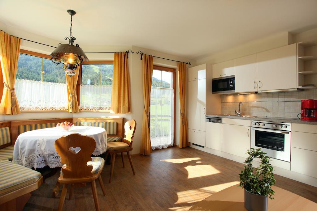Haus Hirzinger Apartment Brixen im Thale Bilik gambar