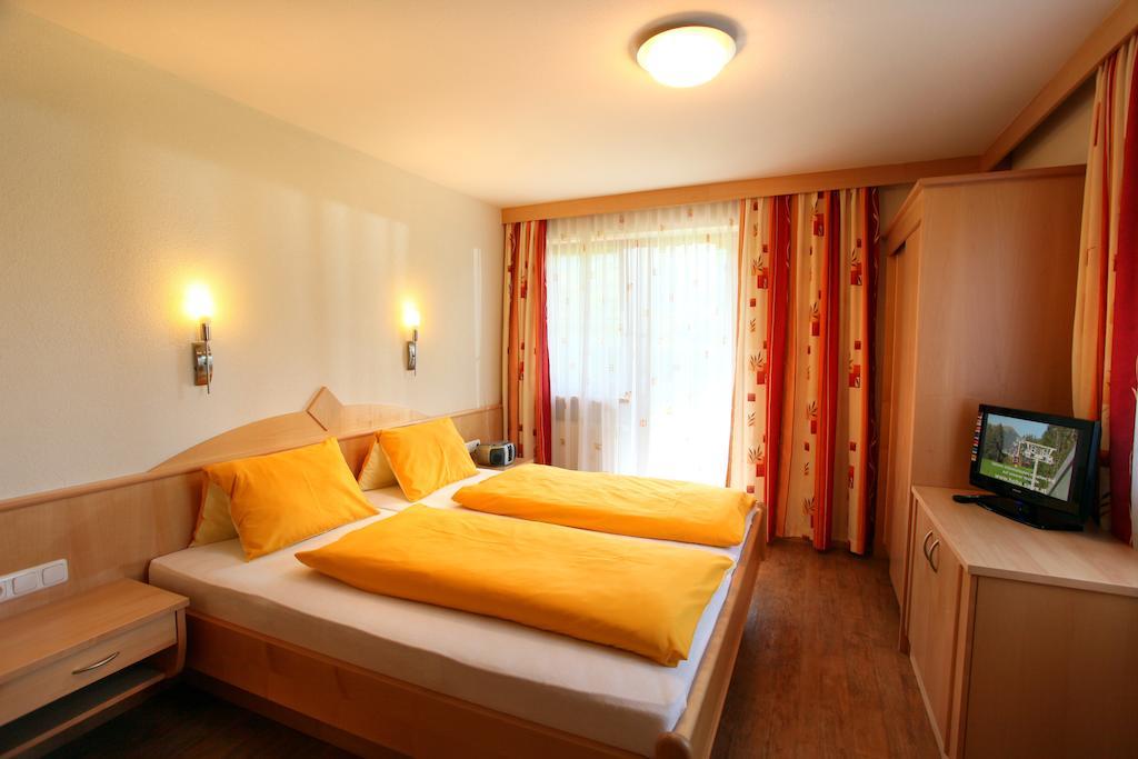 Haus Hirzinger Apartment Brixen im Thale Bilik gambar